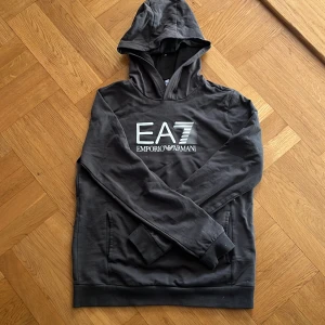 400SEK Emporio Armani tröja  - Den är i väldigt bra skick har användit den en gång för att prova den och den var för liten köpte den för 750 men säljer för endast 400kr