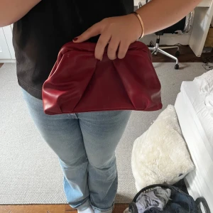 Vinröd clutch väska - Supfin och söt vinröd dumpling clutch väska, aldrig använd!!