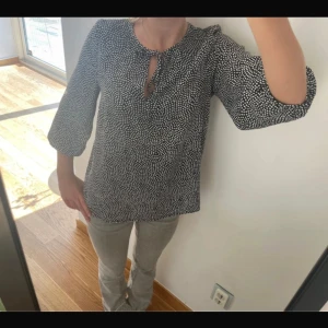 Dobbler blus - Super fin prickig blus från dobbler! Mycket bra skick.  Storlek: XS passar lika väl S  Undrar du något är det bara att kontakta! Pris kan diskuteras💖
