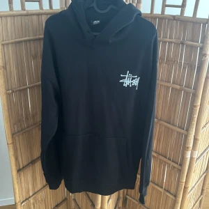 Stüssy hoodie Large - Schysst Stüssy hoodie Saknar snöret runt huvan Skick 7/10 pga snöret saknas därmed priset Skriv pm vid frågor