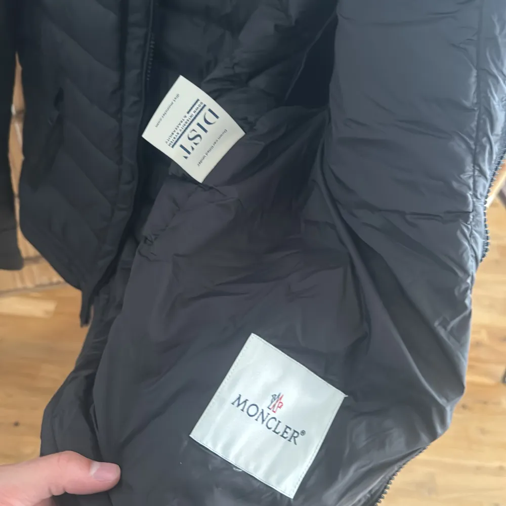 Snygg unik Moncler jacka  Passar perfekt för höst vår Skick 10/10 Passar dig som har M/L perfekt Skicka pm om du har några frågor!. Jackor.