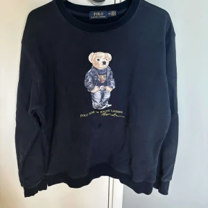 Ralph lauren teddybjörn tröja - En mörkblå Ralph luren teddybjörn tröja i mycket bra skick🤩🤩