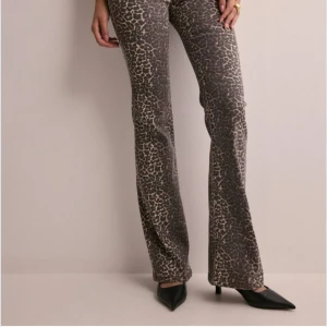 LeopardJeans  - Helt oanvända jeans från Nelly, bara testade en gång. Storlek 34 men skulle säga att de är små i storleken. Säljer de pågrund av att de inte passade mig.