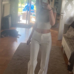 Vita kostymbyxor - Säljer mina vita kostymbyxor då de inte kommer till användning, dom är tidigare köpt på Plick för 400kr och jag kommer sälja de för 250😊hör av er vid frågor eller fler bilder! 