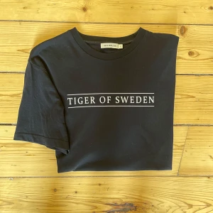 Tiger of sweden t-shirt - Svart t-shirt från Tiger of sweden i storlek L 