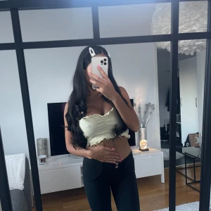 Ljusgul croppad topp - Säljer en superfin ljusgul croppad topp med volangdetaljer. 