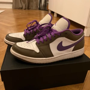 Nike air jordan 1 low - Säljer ett par jordan jag köpte i början av sommaren men inte hann använda så många gånger. Orginal låda finns med! 