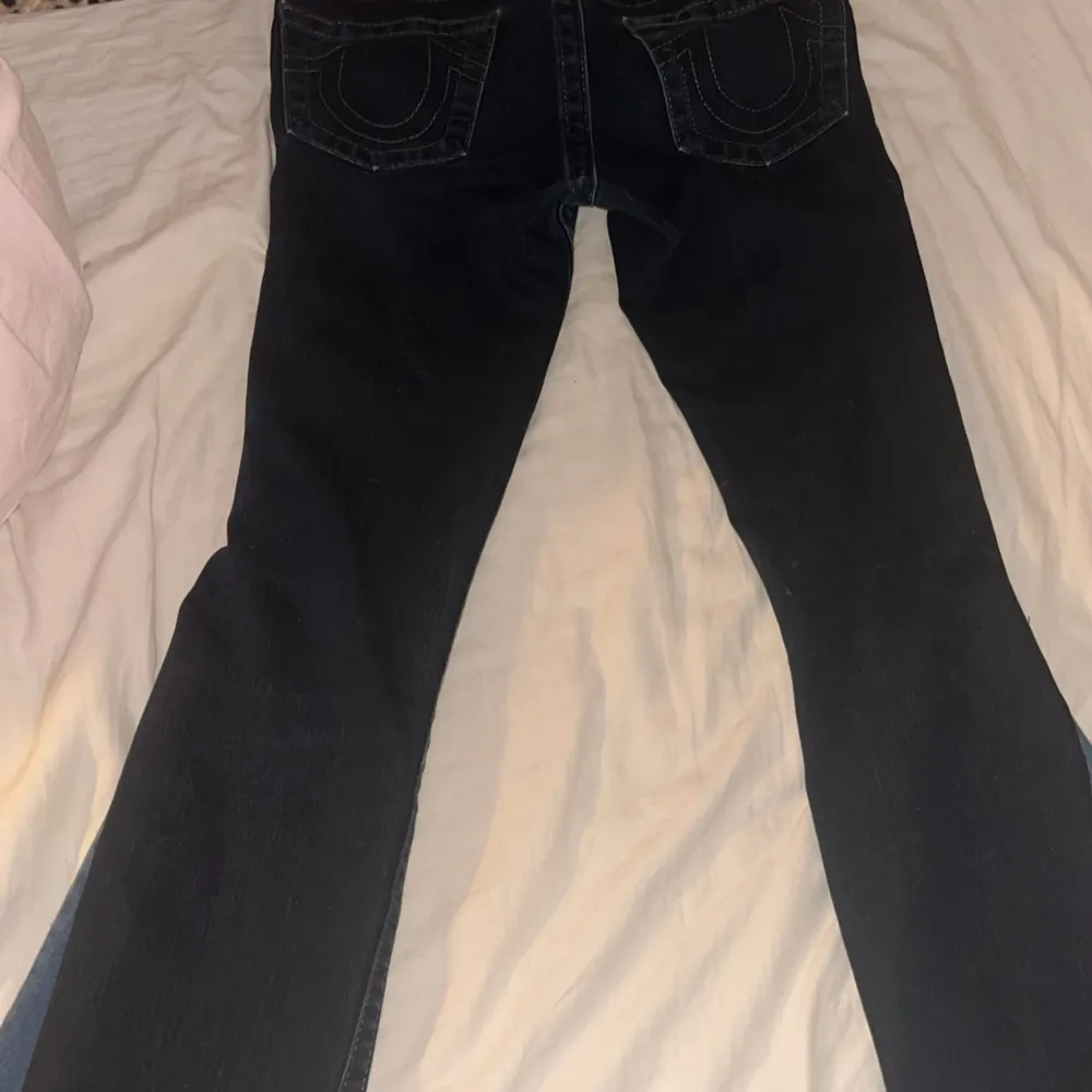 True religion jeans som jag köpte på Plick för 700kr men de passade inte och jag kan inte skicka tillbaka. Pris kan diskuteras och skriv för mer frågor!❤️. Jeans & Byxor.