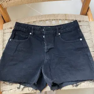 Svarta jeansshorts från hm, endast använda en gång! Storlek 40