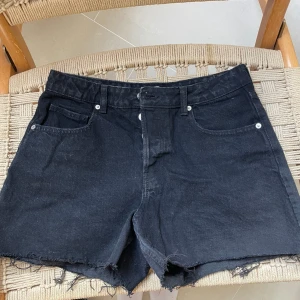 Jeansshorts  - Svarta jeansshorts från hm, endast använda en gång! Storlek 40