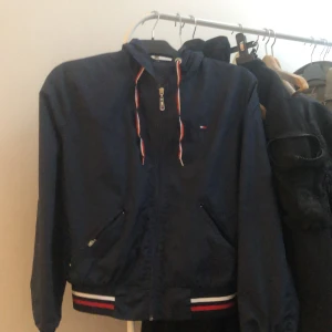 Dam tommy hilfiger jacka  - Jätte bra sick knappt använd, jätte fin färg bra mot regn ochså 