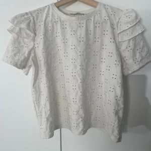 Vit blus🤍 - Vit blus med broderingar och puffärmar, så snygg topp som både går att styla upp och ner och går även att använda året runt💞