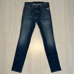 Replay Anbass Jeans - Säljer nu ett par Replay jeans i modellen Anbass för endast 499kr! Strl W29. Pris är ej hugget i sten, hör av er i dm vid funderingar 🙌
