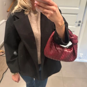 Kort  kappa - En tunn men stilren kort kappa som är köpt på missay. Väldigt fin jacka som man båda kan klä upp och klä ner vid behov. Längden är det jag gillar mest inte för lång och inte för kort. 💗💗