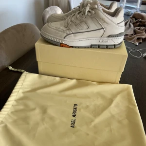 Axel Arigato skor - Axel Arigato skor i storlek 41 men de är stora så passar 42 också! Köptes för 3200 men säljer för bara 1000 pga användning. Kan droppa i pris vid snabb affär. Skriv vid frågor! 