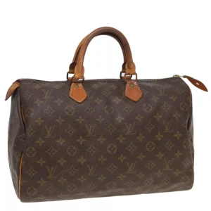 Louis Vuitton Speedy 35 - Louis Vuitton Speedy 35. Ett måste i väskkollektionen! Bra storlek för både vardagsbruk och resor. Perfekt att använda som skol-/arbetsväska. Speedy ger en touch av lyx och stil till varje outfit. Tillverkad i den ikoniska monogramduken.