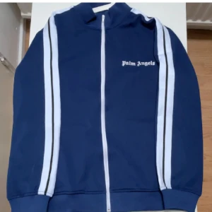 Palm angels tracksuit  - Fetttt tracksuit så passar nu inför hösten och vintern, är använda ett par gånger men annars inga fel på dom. Skick 9.5/10. Kontakta för mer info o bilder 
