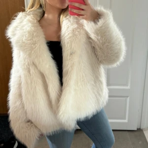 Fluffig jacka - Säljer denna superfina jacka från Carin Wester. Köpt här på Plick i vintras och sparsamt använd. Passar mig som oftast bär s/m. Skriv för frågor💗