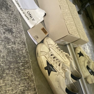 Golden goose skor/Intressekoll - Ett par golden goose skor som inte är tvättade, jag gör givetvis rent dom om jag har bestämt mig för och sälja dom. Dom är i väldigt bra skick. Allt på bilderna medföljs och skriv för fler frågor!  Nypriset på dessa skor är ca 7000   Mitt pris: 2950
