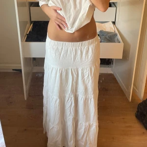 Vit Långkjol  - Super fin somrig Långkjol. Använd fåtal gånger. Jag är 168 som preferens. Jätte fint skick och perfekt till sommaren eller hösten. 