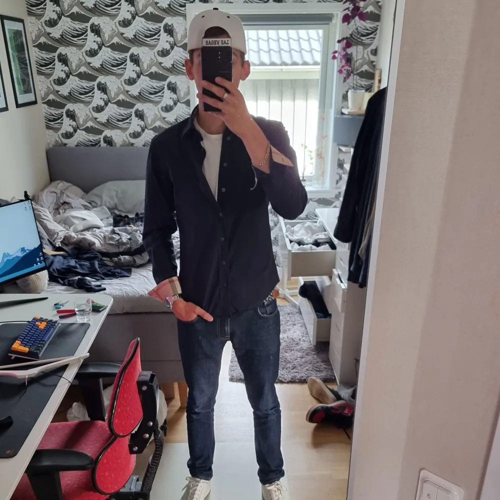 Sjukt fet burberryskjorta i strl. S. Modellen är 183 och väger ca 68. Passar dig som är 170-180 perfekt. Vid frågor eller fler bilder är det bara att skriva //Kba_Closet . Skjortor.