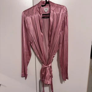 Kostym Set - Kostym set från Saint Tropez storlek L och är lite liten i storleken skulle nog passa som M, satin set använd en gång + spårbarsfrakt 65 kr
