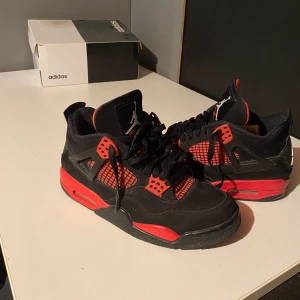 Jordan 4 red thunder  - Säljer mina jordan 4 red thunder nu då det inte längre är min still. Dem är väldigt bra skicka och kan lösa mer bilder om det önskas. Finns ingen låda tyvärr. Men finns qr kod i skon för att se att dem är äkta. Bara att skriva om du har nåt annat bud
