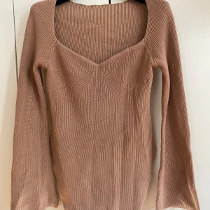 Tröja med slit  - Beige tröja med slit på båda sidorna, aldrig använd