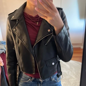 Skinnjacka  - Skit snygg skinnjacka med många detaljer!💗 den är tidigare köpt från zalando Jag har använt den mycket men den har inga skador så fortfarande väldigt fin! 