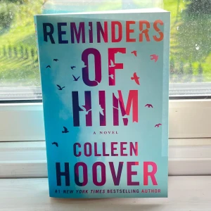 Bok - Reminders of him - Reminders of him (på engelska). Läst, men inga större tecken på ”slitage”, bokryggen är inte sprucken 📚🌟