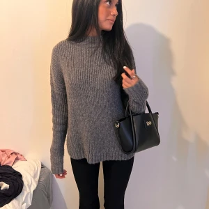 Stickad tröja  - Tröjan är i ett jätte bra skick, knappt använd (köpte fel storlek)