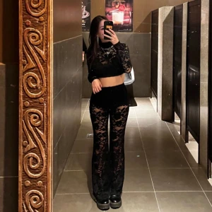 Svarta spets byxor - Säljer dessa super populära spetsbyxor, aldrig använda, perfekt till fest osv. Kom privat för mer frågor eller funderingar 🫶🏻