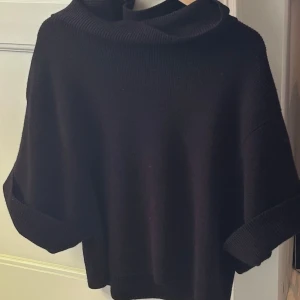 Trekvarts stickad tröja - Säljer en trekvarts stickad svart tröja från COS. Väldigt bra skick och säljer den för använder den inte. Hör av dig om du vill köpa!💞