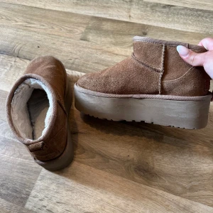Ultra mini platform uggs - Använda 1 höst/ vinter Fortfarande super fina!!  Dom är äkta och nypris var 2000kr