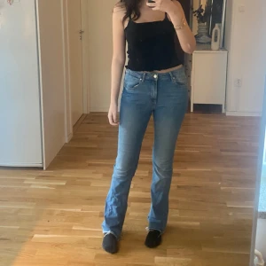 Zara midrise bootcut jeans - Säljer dessa snyggs midrise jeans, countour bootcut passform. Har ingen användning för dom längre men är ändå skit snygga. Nypris:399