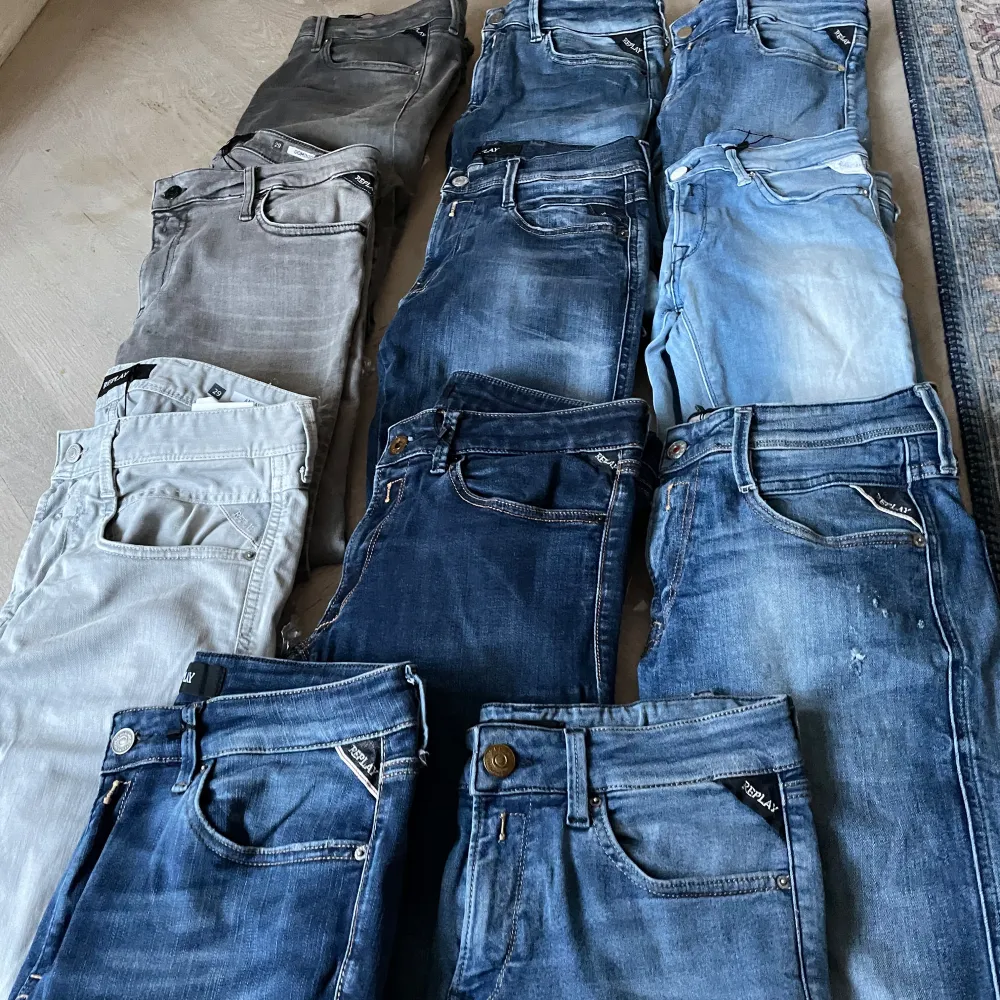 Säljer en samling av replay jeans i olika nyanser av blått och grått. Perfekt för alla tillfällen! Fråga om ett speciellt par eller storlekar kan ni göra i DM. 450kr per par jeans. 800kr för 2 par. . Jeans & Byxor.