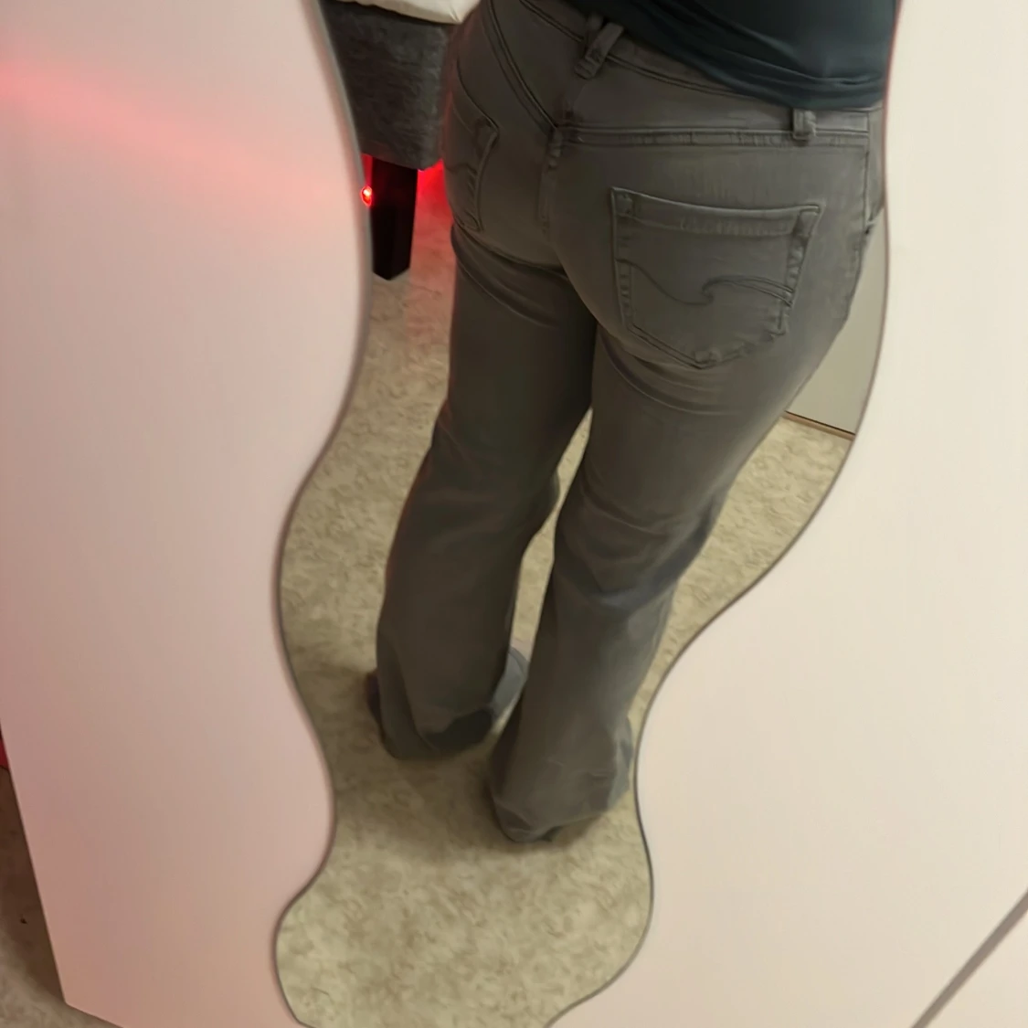 Trendiga subdued jeans