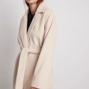 Ida Carlsson x nakd - Superfin kappa från Ida Carlsson x nakd. Använd fåtal gånger. Superfint skick. Skriv för egna bilder. Nypris 899. Jag brukar normalt ha S/36