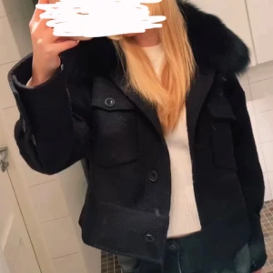meotine jacka  - säljer min superfina meotine jacka i strl S/M som jag köpte för ett år sen, tror det är 1 knapp som saknas och tre som sitter löst men det ska enkelt gå att sy fast dem. skriv för frågor och mer bilder🫰