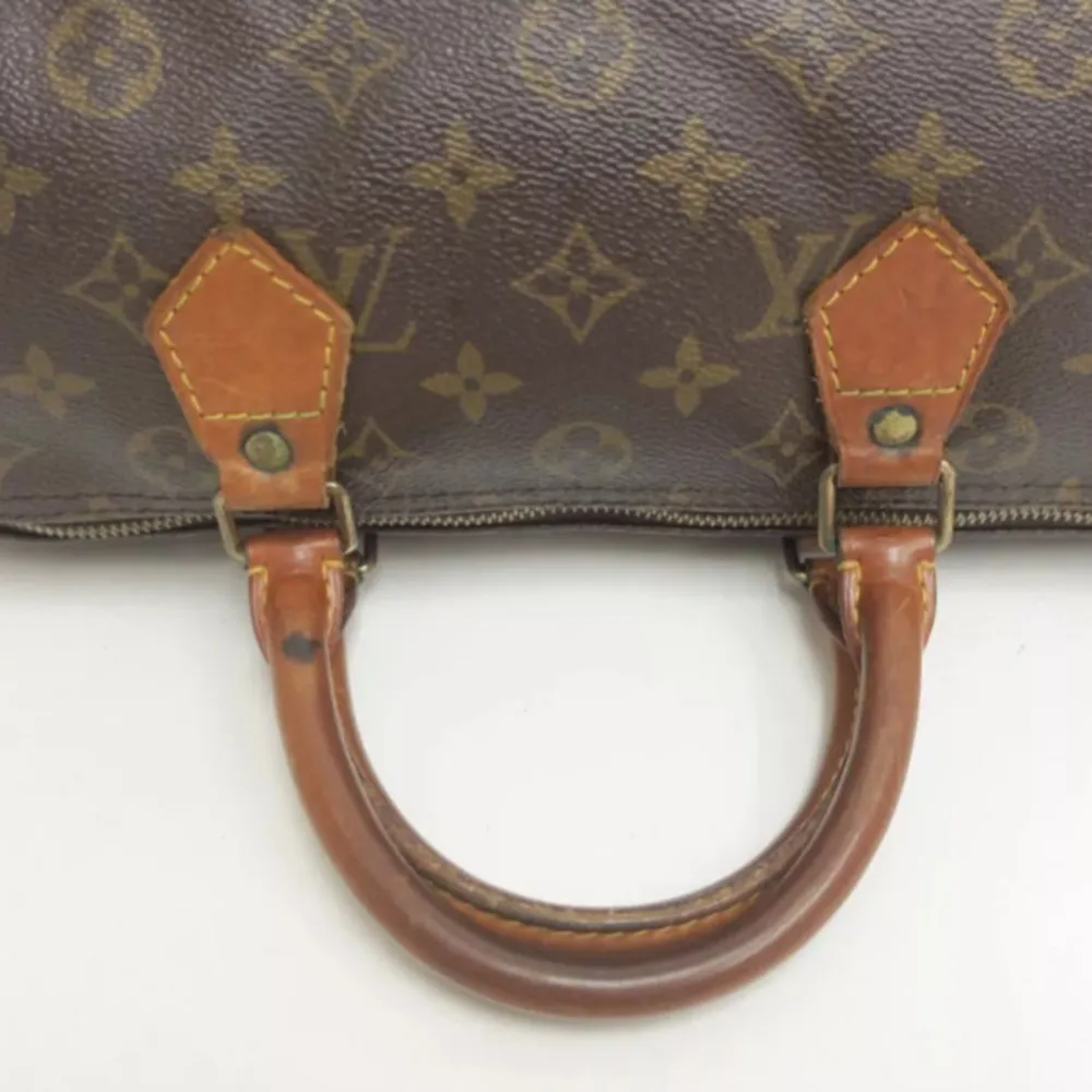 Louis Vuitton Speedy 30. Ett måste i väskkollektionen! Bra storlek för både vardagsbruk och resor. Perfekt att använda som skol-/arbetsväska. Speedy ger en touch av lyx och stil till varje outfit.. Väskor.