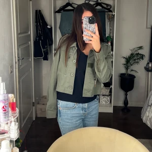 Militär Grön Höst Jacka - Säljer nu denna fina militärgrön färgade jackan perfekt för hösten från Twist&Tango. 💗