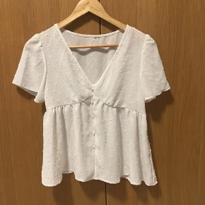 blus - Vit blus, storlek S, använt 1 gång så nästan helt ny, men inte riktigt min stil så säljer den. Skriv till mig om du har några frågor 🩷
