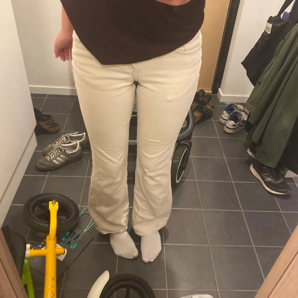 Lågmidjade beiga jeans i storlek 34. Säljer mina favorit jeans eftersom de blivit för små. Pris kan diskuteras och kan skicka fler bilder vid behov! . Jeans & Byxor.