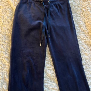 Mörkblå mjukisbyxor från Gina Tricot - Säljer ett par supermysiga mörkblå mjukisbyxor från Gina Tricot i stl xs. Byxorna är i bra skick!🩵