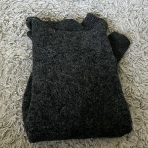 Jättefin stickad tröja - Jätteskön fin stickad tröja, perfekt nu till hösten!!❤️ köpt i polen ❣️🇵🇱