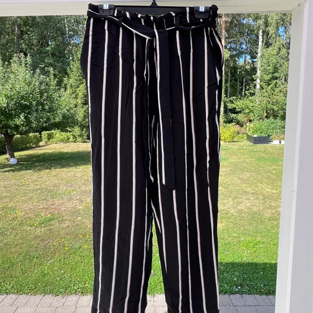 Ett par randiga byxor som är lite kortare.  Stretchband i midjan + knytband. Sparsamt använda, storlek 40 🤎  Innerbenslängd: 65 cm Midja: 77 cm. Jeans & Byxor.