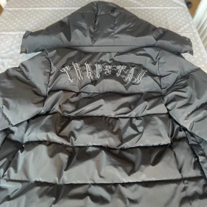 Trapstar jacka  - Perfekt jacka inför vintern. Saknas en knapp på luvan(syns på bild 4)  Pris kan diskuteras vid snabb affär Kan också gå med på byten mot jackor