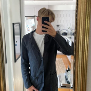 JOHN HENRIC TRLJA STICKAD - Säljer en riktig schysst stickad John hendric tröja använd ett par gånger men i väldigt fint skick😃 ny pris låg på 1099 men säljer för 599