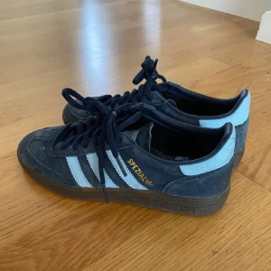 Addidas Handball Special  - Säljs pga att jag köpts här på plick men tyvärr var för små. Själv har jag aldrig använt dem och förra ägaren har inte använt många ggr. De är i bra skick och har inga större defekter💗💗
