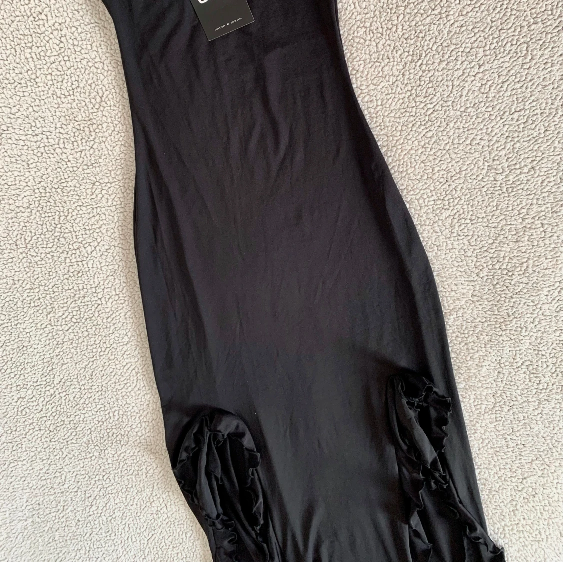 Only svart midiklänning med volanger - 90